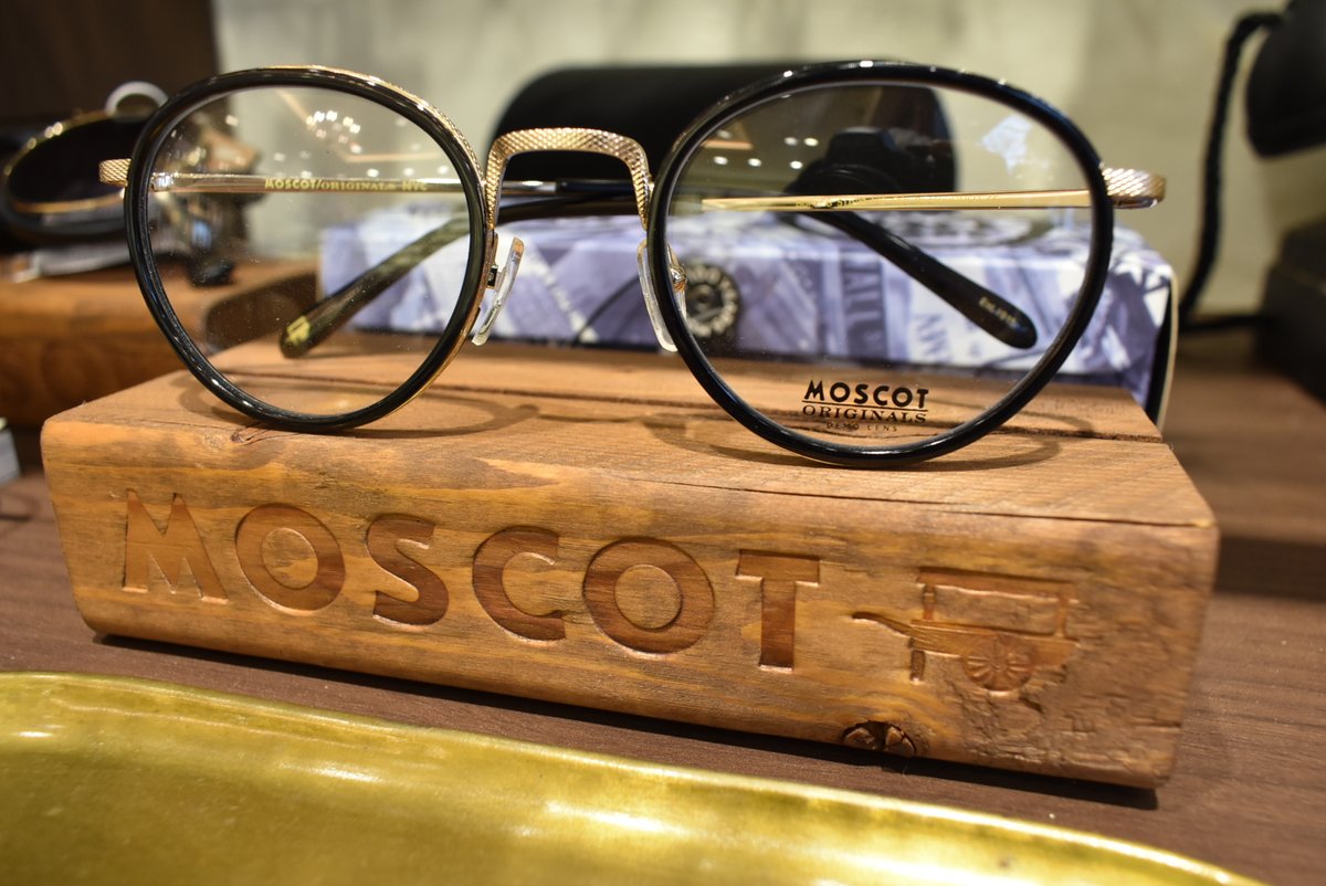 めがねの荒木 逗子店 No Twitter Moscot 1915年にマンハッタンのローワーイーストサイド地区に設立された老舗眼鏡店のオリジナルブランド Moscot Bupkes Black Gold 51 30 800 Tax In Moscot モスコット メガネ 逗子 葉山 トートバッグ付き T