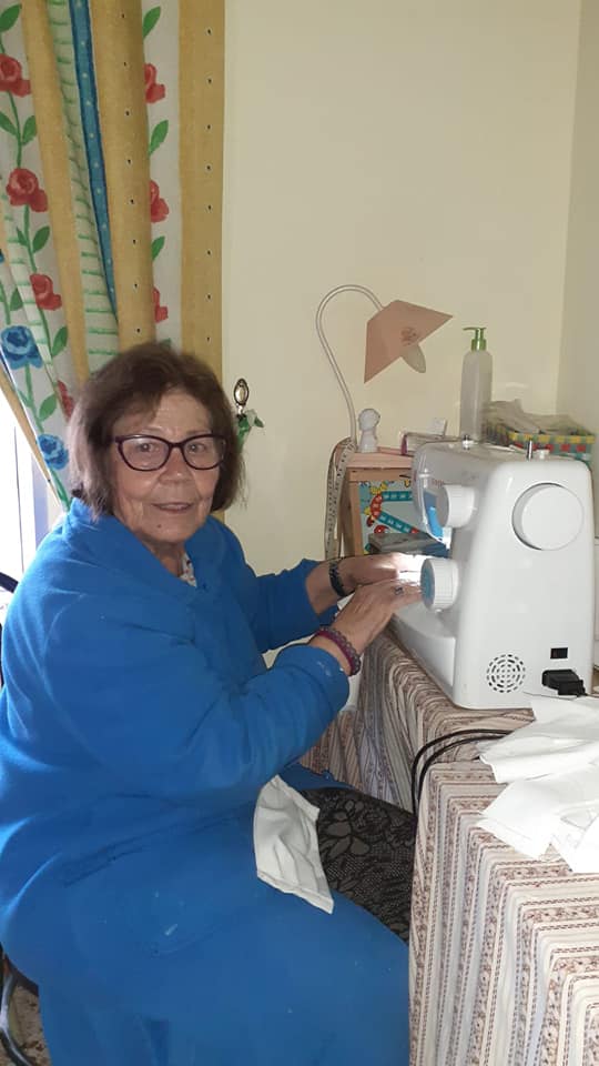 ullerol's tweet photo. Mari, María, Pili, Vicentica, Ismael, Sabina...les persones que des de la seua casa en la Jana (Maestrat) fan mascaretes per aquelles persones que les necessiten. 
Solidaritat en temps de #Coronavirus https://t.co/J2sW8wGpdu