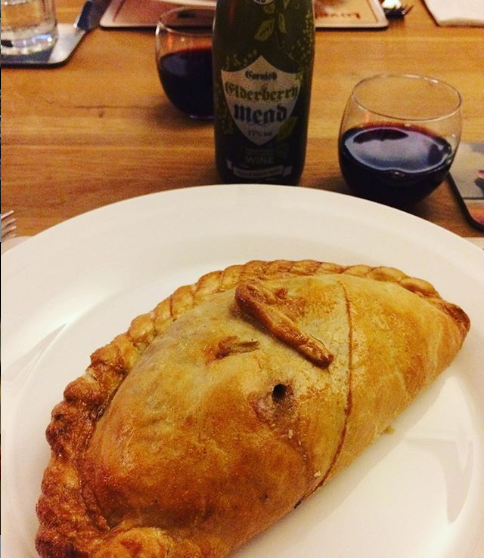 cornishmeadwine's tweet photo. Ahh the perfect Cornish pairing...Cornish Pasty and Cornish Mead. 😍 😍 😍
.
#hanstravellingkitchen #cornishpasty #pasty #perfectpair #lovecornwall #cornishmead #lovemead #drinkdifferent #mead #meadmaker #drinks #meadislife #meadlovers #gotmead #drinkmead #meaddrinker #meadlife https://t.co/7pbiRnhlWB