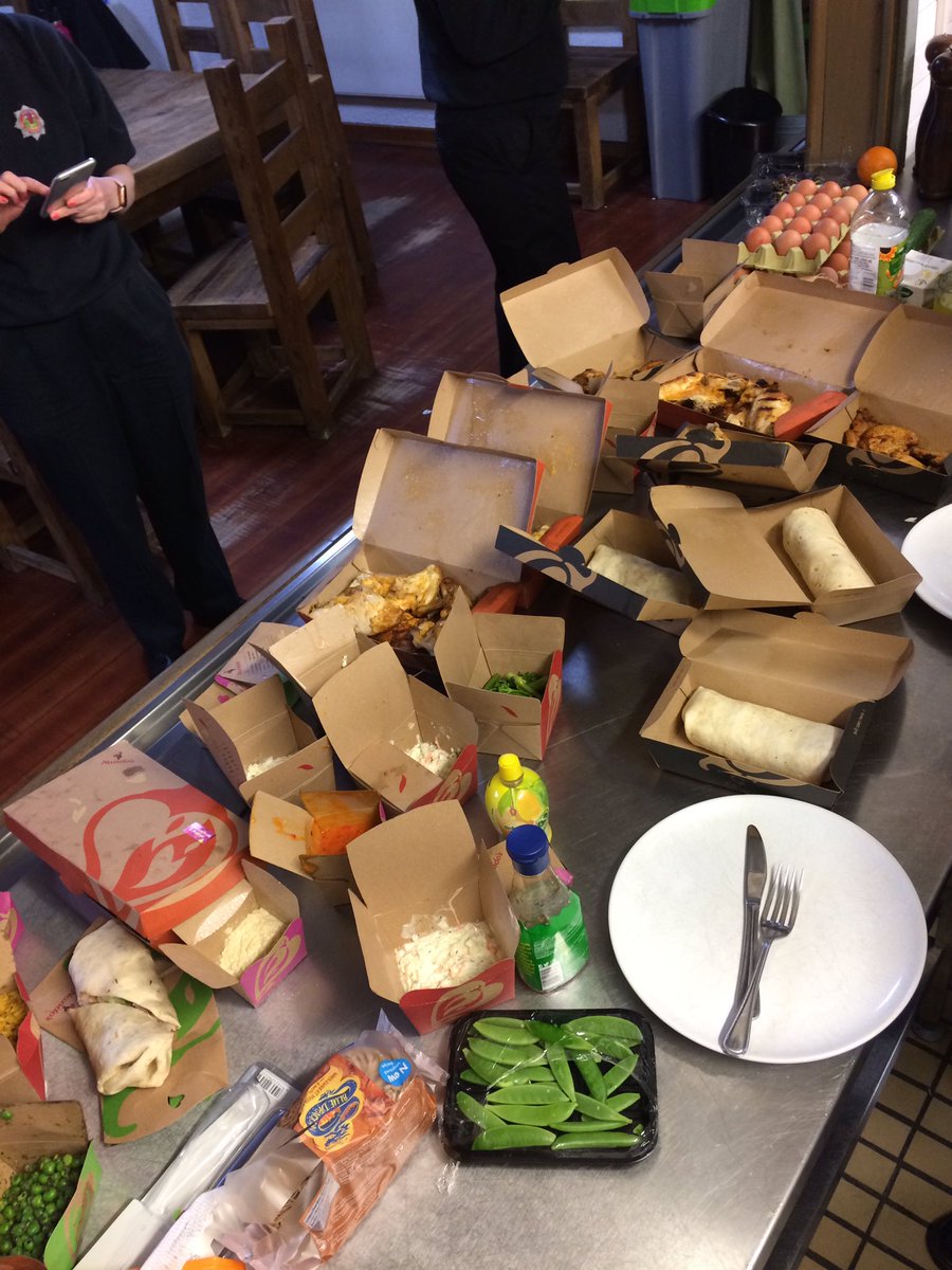 lochclash's tweet photo. Big thanks from WW Tollcross for the generosity from @nando’s Fountainbridge &amp; the Refinery St. Andrews square over the weekend. Very kind. #takingcareoffrontlineservices#workgoeson!#mealsforNHS https://t.co/q3BUc6mXlm