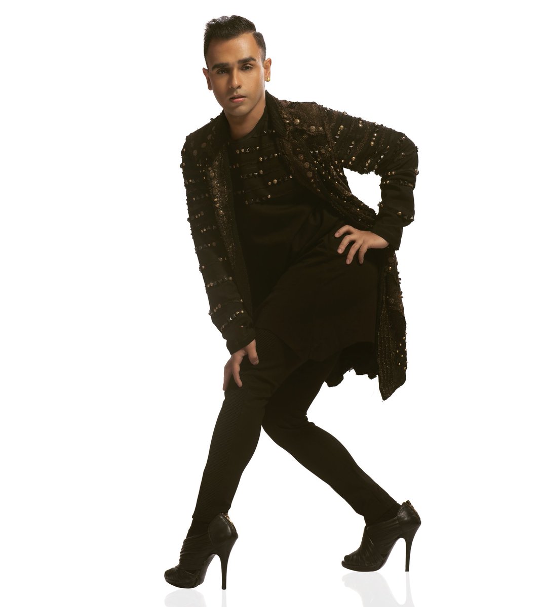 bhaavgandhi's tweet photo. Social Distancing in 👠👠👠 https://t.co/zmGgzLA9Vq