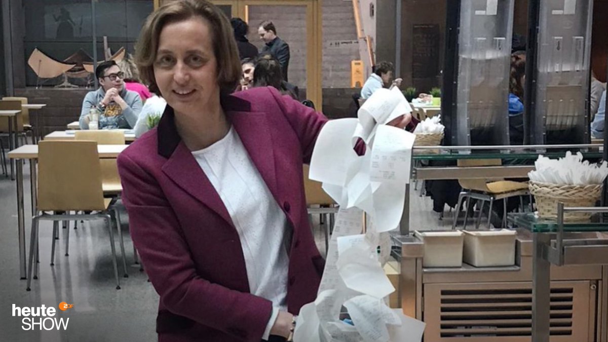 heuteshow's tweet photo. Nachbarn: SCHEISSE KLOPAPIER IST ÜBERALL AUSVERKAUFT!!!!! 

Ich, ein Intellektueller: https://t.co/6sRxjRVv3b