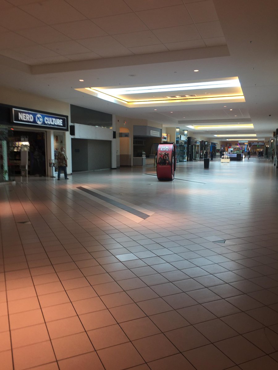asapmoe_'s tweet photo. University Mall 
before the virus             after the virus https://t.co/UkJ23NRyLX