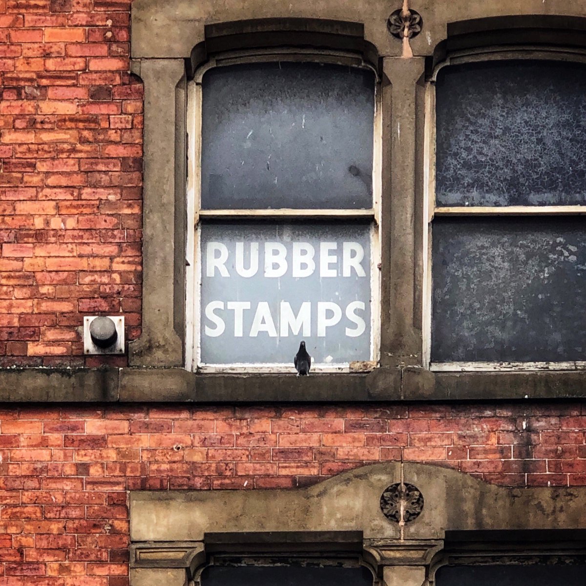 typesettingls's tweet image. Above Bridge End Fish &amp;amp; Chips (on Bridge End) you’ll find this lovely window sign, and maybe even a pigeon. Thanks @studioofcrayons for sending in.