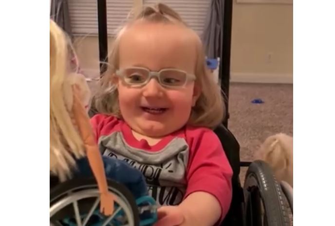 La gioia della bimba sulla sedia a rotelle per il suo nuovo regalo - mamme.it/la-gioia-della…