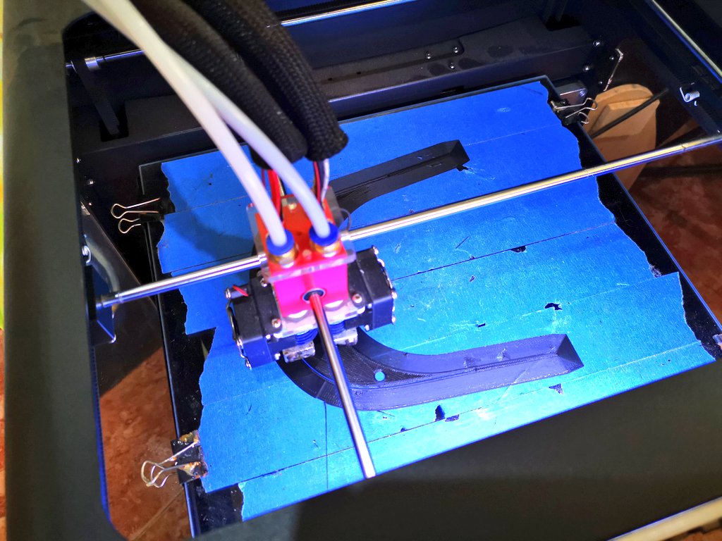 L' artista faller <a href="/CarrozasSanchez/">Carrozas Sanchez S.L</a>  col•labora amb la fabricació 3D de viseres per als sanitaris. Forma part de la iniciativa de <a href="/CoronavirusMak3/">CoronavirusMakers.org</a> que recorre Espanya de forma veloç. 
T'ho contem a l'<a href="/apuntnoticies/">À Punt NTC</a> de hui! #COVID19 #València