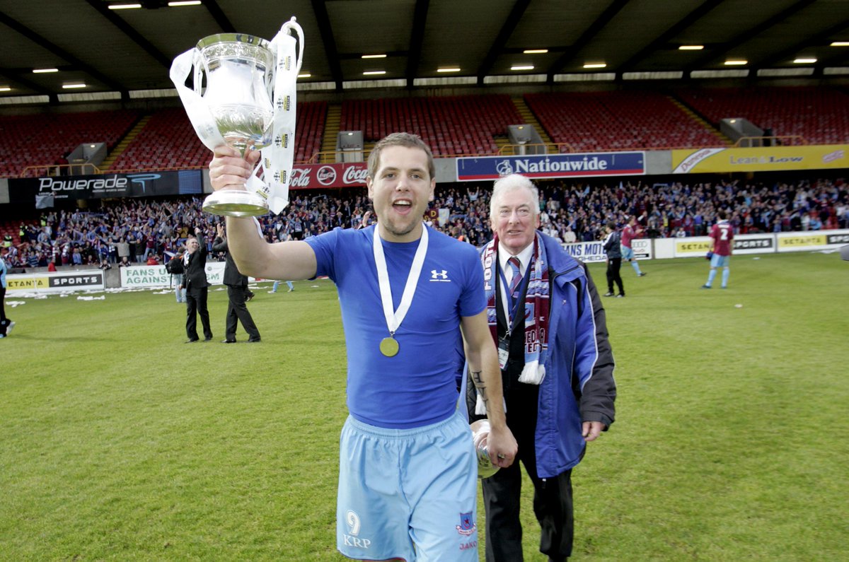 SPORT / @DroghedaUnited fans can relive moments like @fabster9 lifting the Setanta Sports Cup this week, thanks to @eirSport louthnow.ie/2020/03/23/eir…