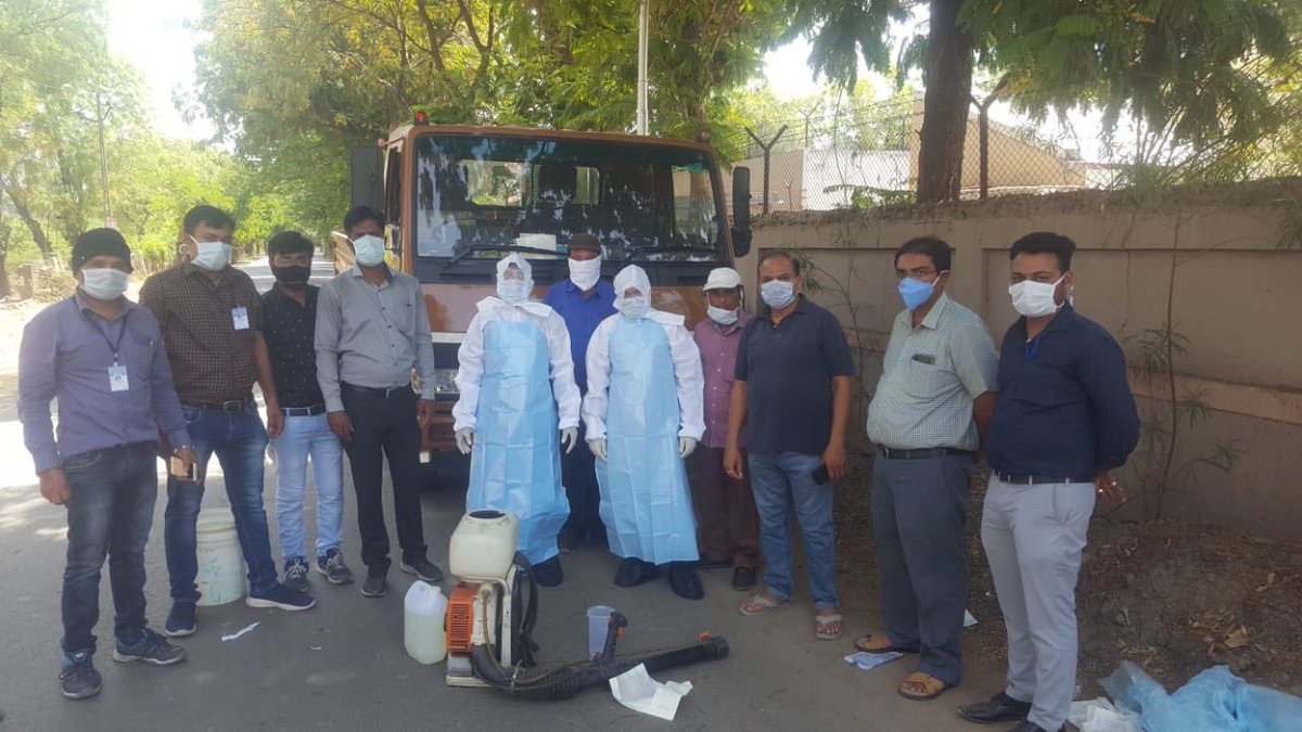 CollectorAhd's tweet image. #IndiaAgainstCorona #IndiaFightsCoronavirus #NamasteAmdavad  Public places and quarantine person&apos;s / Family&apos;s home are being sanitised. Kudos to the team. #HelpUsToHelpYou @CMOGuj @pkumarias @JayantiRavi @hareets @ahmedabad_info @nirala_kk