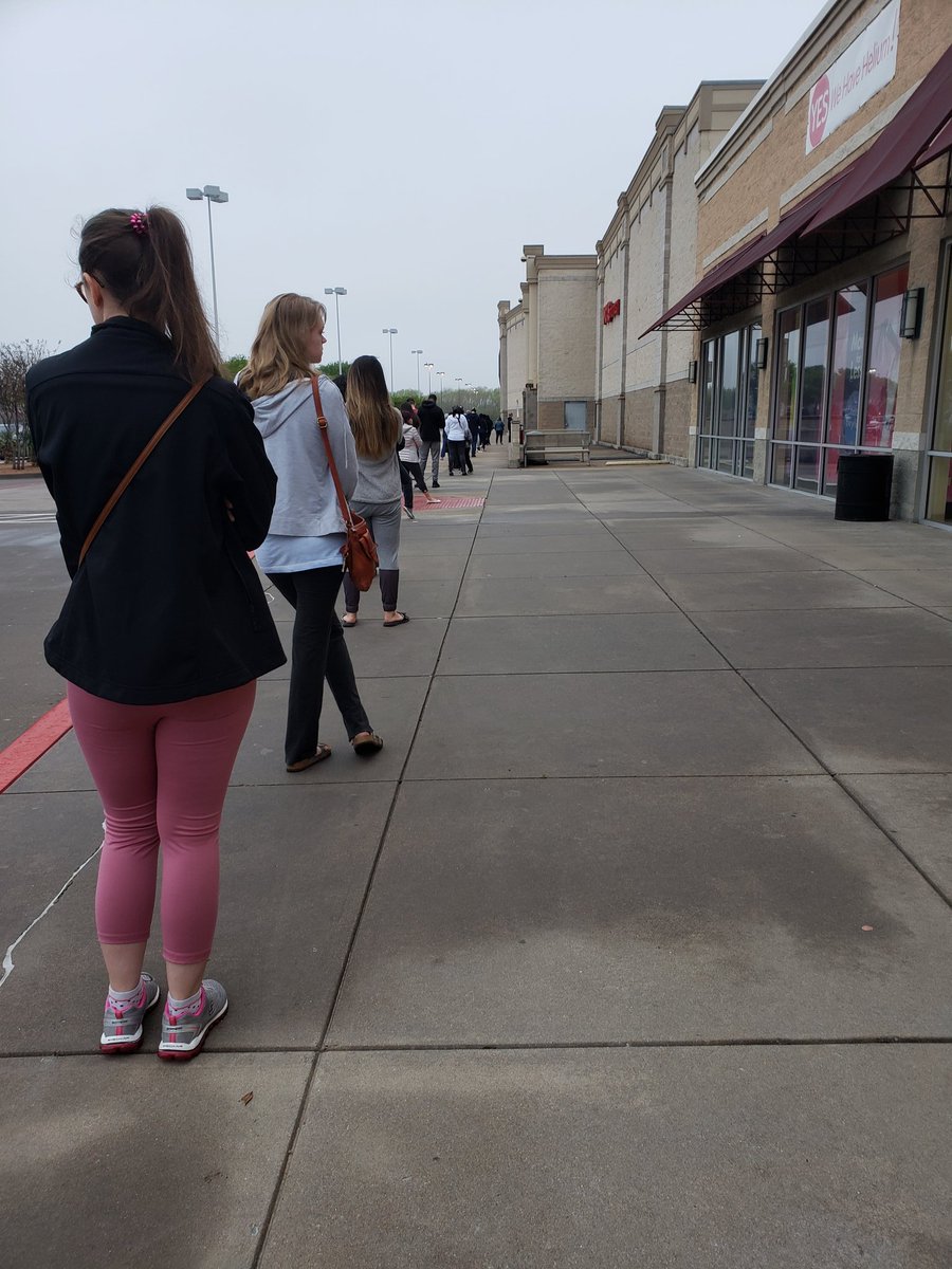 ElJefeNeo's tweet image. ....I just need a pack of TP, Diapers, and wipes for the baby. Probably some milk and cereal too...but geez this is ridiculous....