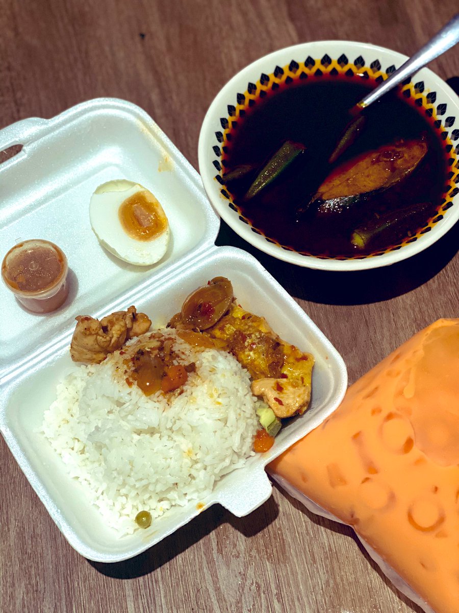 ohtweet's tweet photo. Rezeki malam ni. Terima kasih rider #Foodpanda yang tetap berkerja untuk memudahkan urusan kami rakyat Malaysia. Jasamu dikenang 🙏 https://t.co/Hu2xDUxpyJ