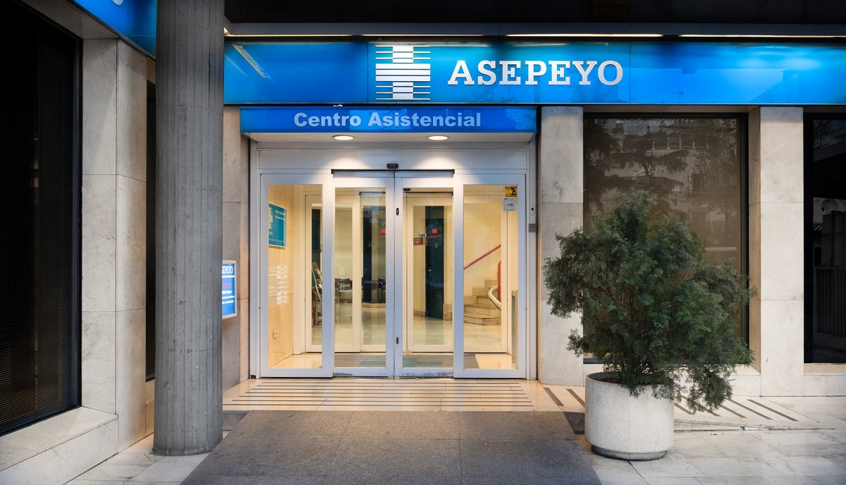 Asepeyo's tweet photo. 📍Desde hoy, en la Cdad. de Madrid, permanecen abiertos los centros de Francisco Silvela y Legazpi. Consulta los horarios ➡️ https://t.co/daXEaqHZX2. 
El Hospital Asepeyo Coslada presta servicios mínimos, y las urgencias son derivadas a estos centros. ¡Gracias por la comprensión! https://t.co/3N2tXo0QLO