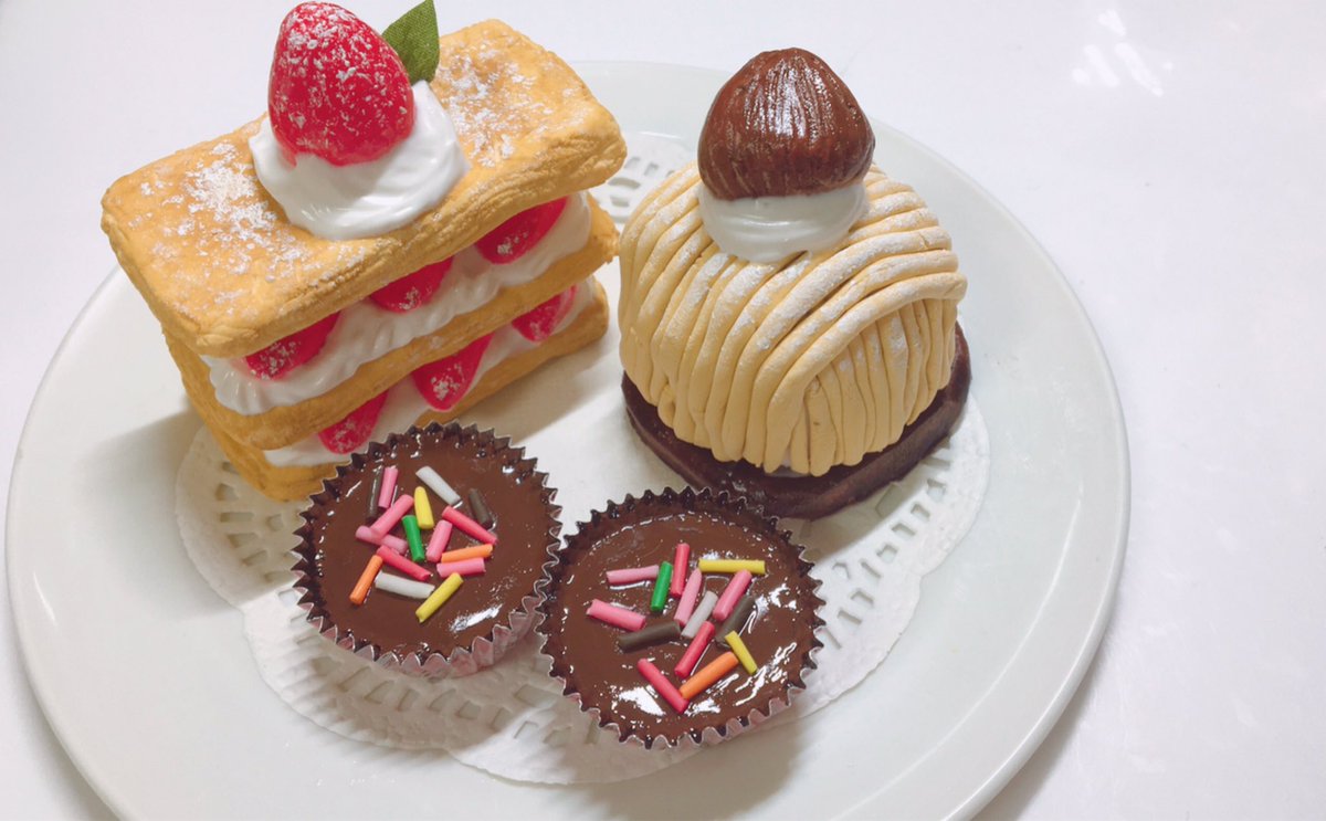 ひのな 紙粘土で頑張った スイーツ系は集合させたらかわいいなあ 粘土 フェイクスイーツ