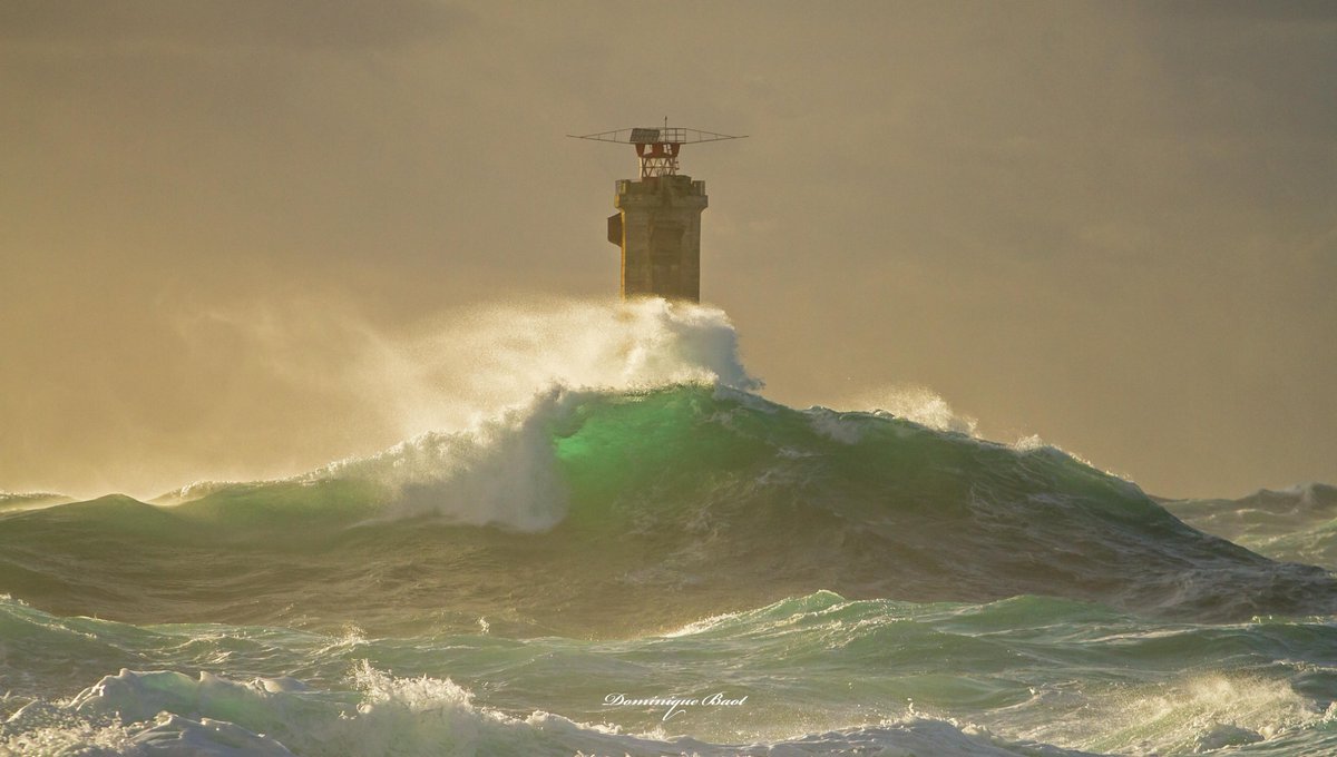 OuessantPhoto's tweet photo. Vivement la fin de la période de confinement pour pouvoir, enfin, profiter d'un tel spectacle. #Ouessant #îledouessant #ouestfrance #phare #Nividic #meriroise #MagnifiqueBretagne #dominiquebaot #letelegramme https://t.co/N1MAkABeOH