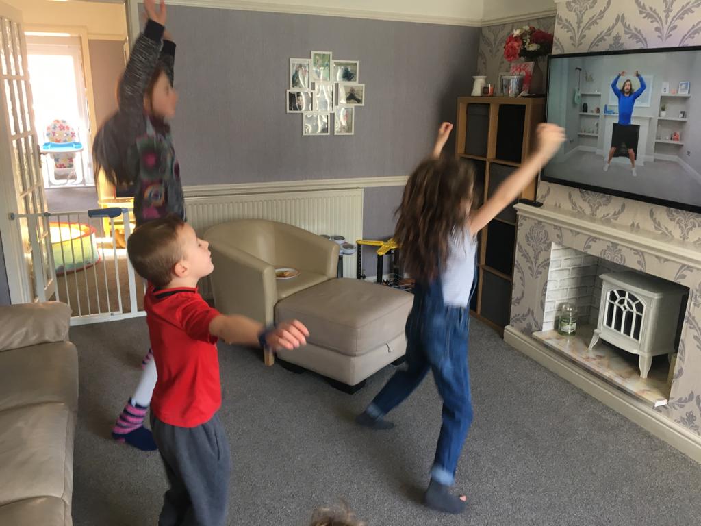Jonas_Mother's tweet photo. @thebodycoach Lily Poppy and Harry in Cheshire enjoying #PEwithJoe https://t.co/uF5s1sf7cg