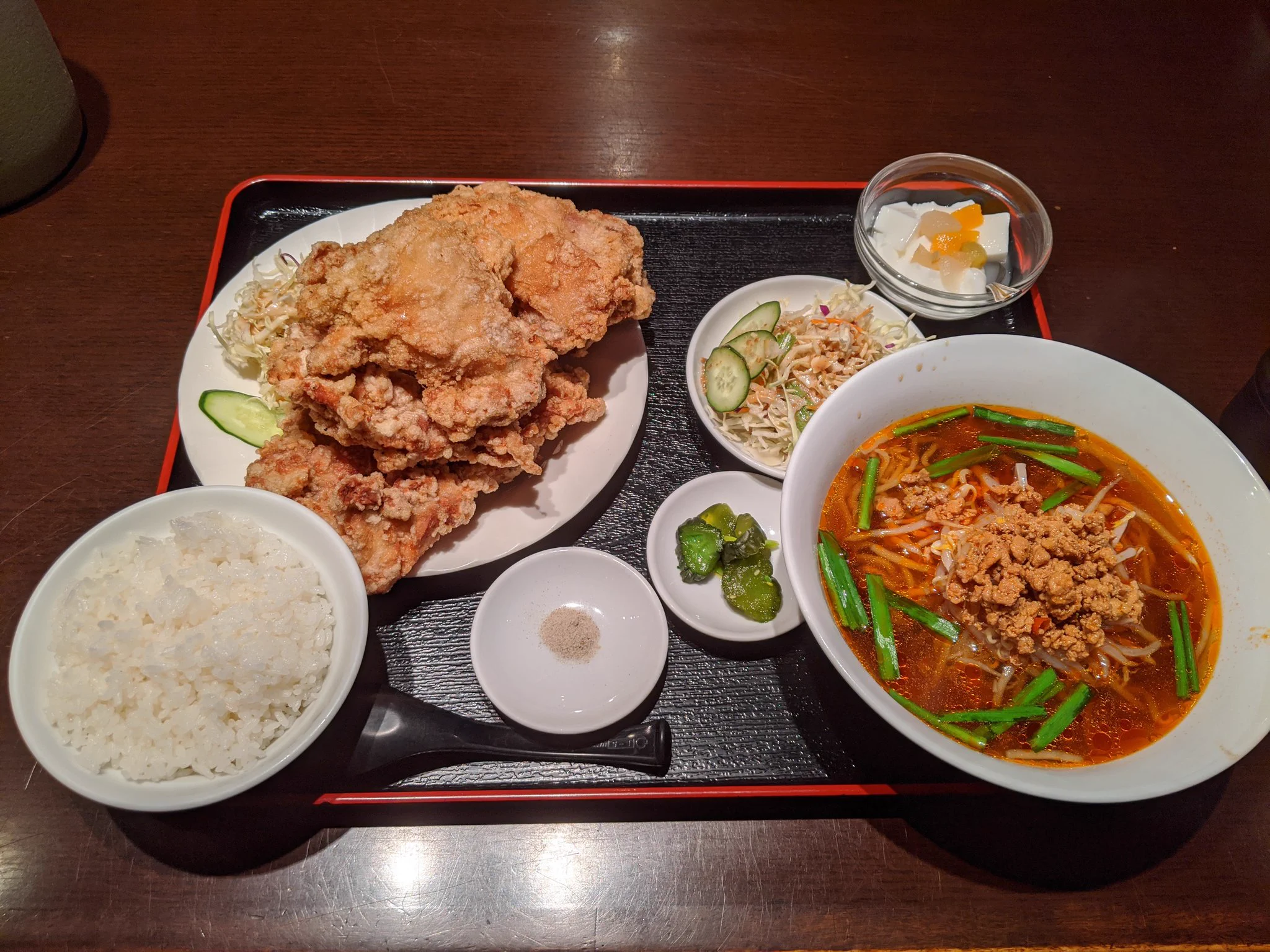 これは詐欺？唐揚げ定食の唐揚げがサイズも大きさもメニューと違うwww