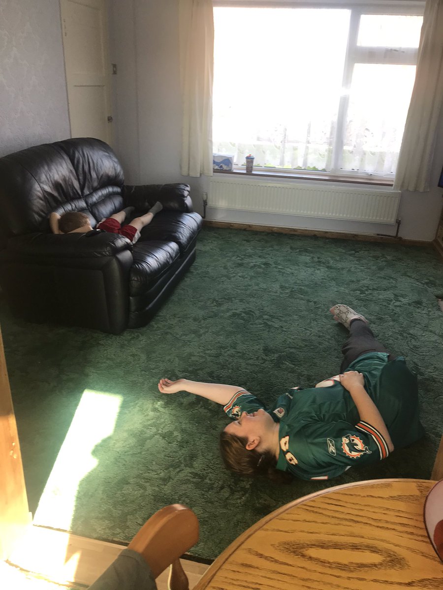 DanielPiper3's tweet image. Weekly school chart designed with the mini me followed by @thebodycoach PE workout. #positivemindset #getaroutine #plandoreview #FACoachMentor