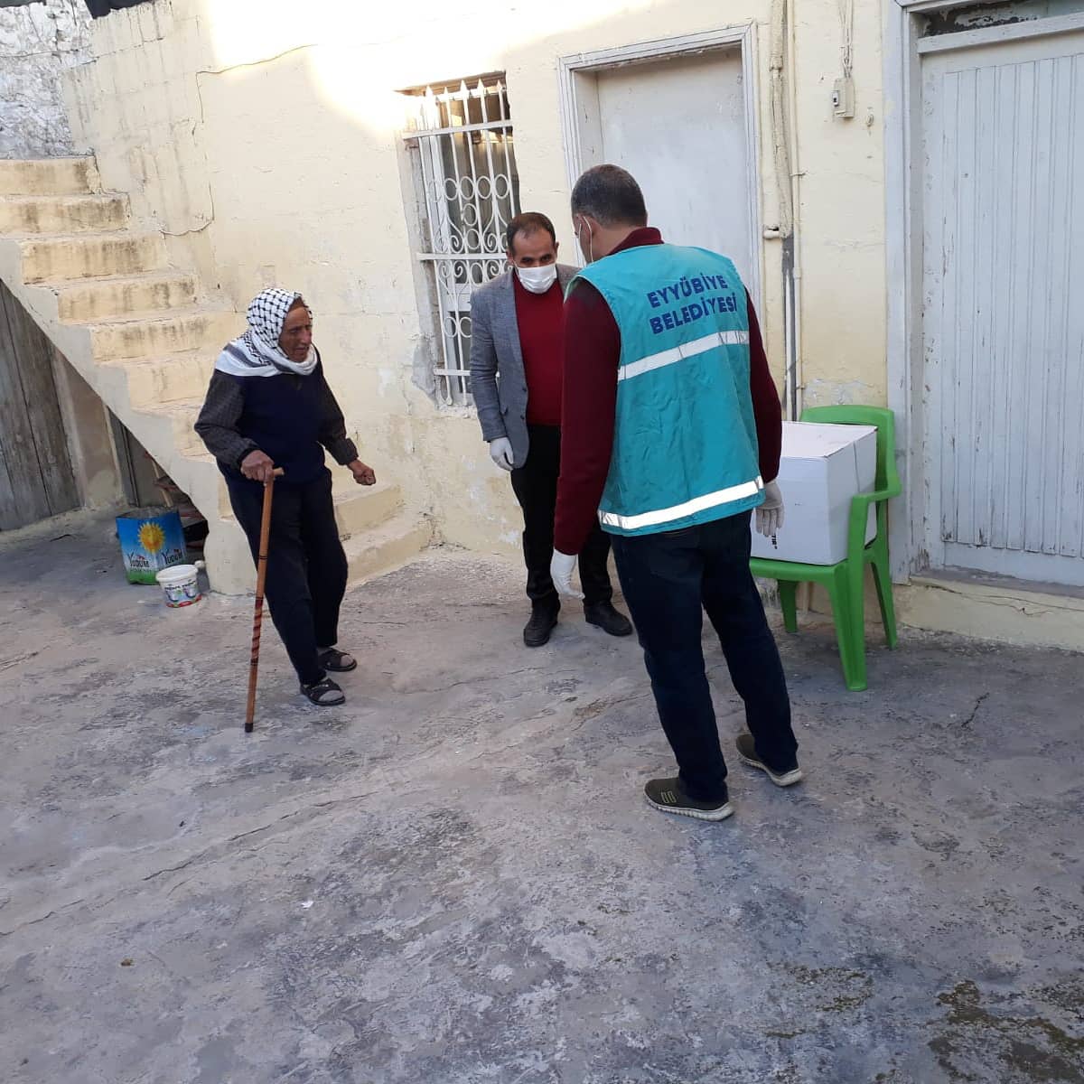 iyilikmerkezii's tweet photo. Eyyübiye Belediyesi Sosyal Yardımlaşma Müdürlüğü #Eyim Merkezi 65 Yaş üstü Yaşlı Amcalarımıza Evlerinde Yardımlara Başladı.
#evdekal #Eyim Yanında
İrtibat. 4440363 https://t.co/8VIzYIUlew