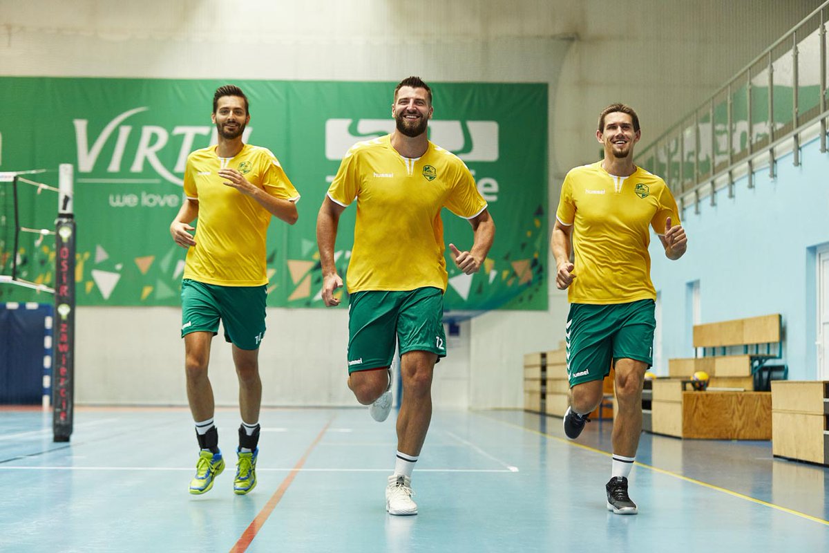directvolley's tweet photo. Et on s'entraîne avec le teamwear Hummel 💪
👉https://t.co/kfNSSdQb6D https://t.co/blGblFGvUV