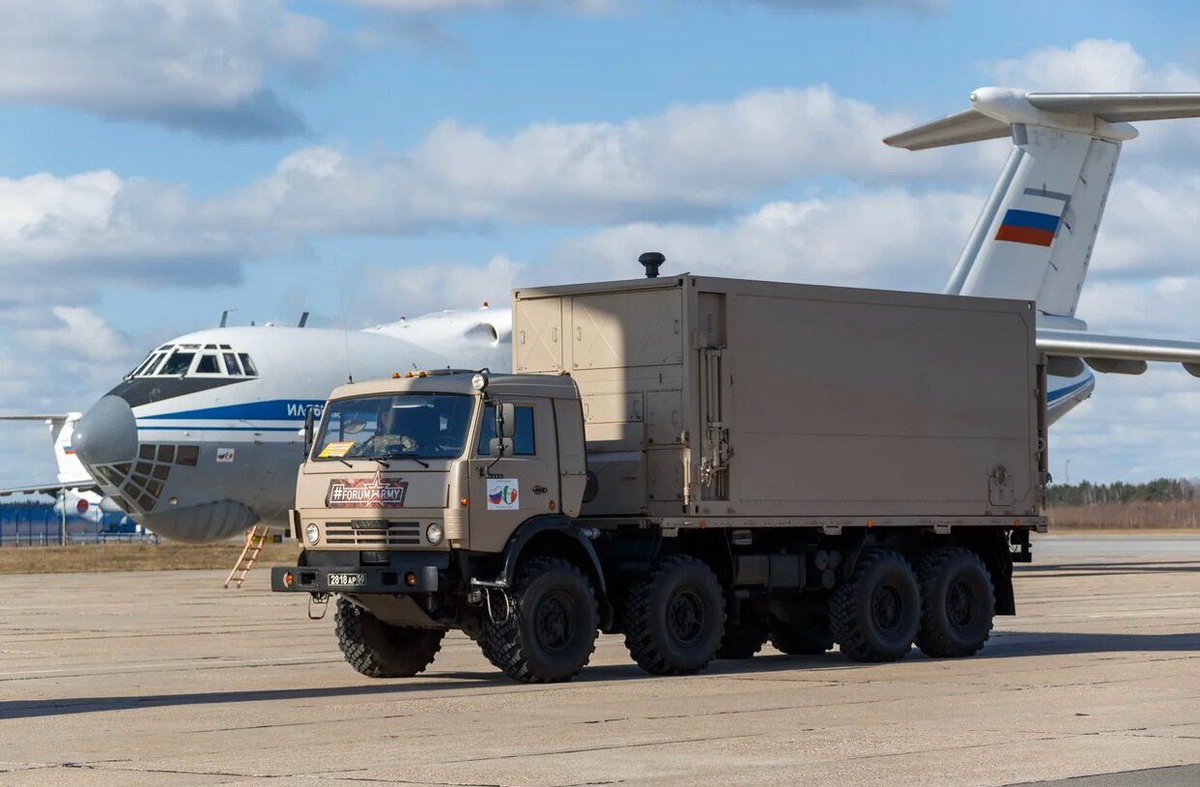 Putin es el mejor, otro nivel.
Le piden ayuda por la tarde y por la mañana ya ha montado un puente aéreo y no envía personal civil...
Manda al EJÉRCITO RUSO, en aviones militares, uniformados, con material militar...a un país de la OTAN.
El bofetón a Trump ha sido apoteósico 🕶️