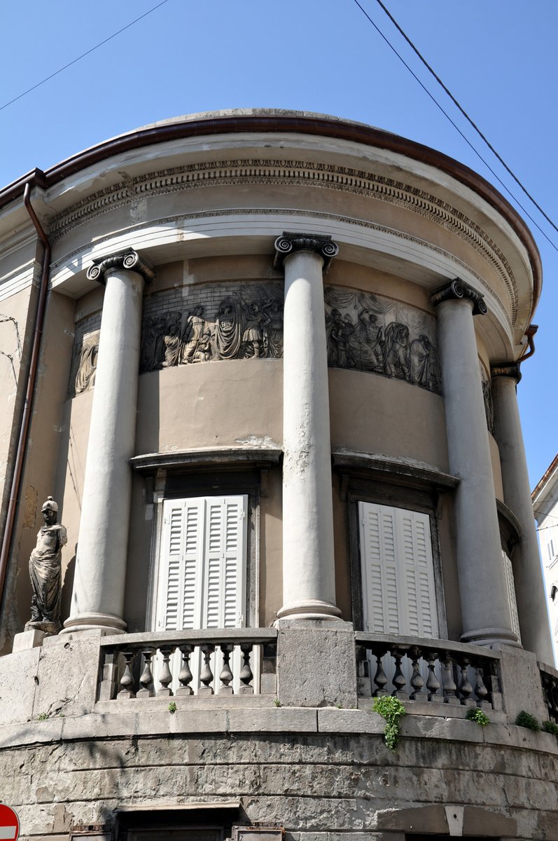 sangermax's tweet photo. Respirare e vedere la luce di "fuori"attraverso gli scatti che ho fatto l'estate passata è un idea...palliativa rappresentata da Jonathan che ama il volo per il gusto di volare e dai "Palazzo Monumenti" di  #Trieste #outside #coronavirusitalIa #COVID19italia #ilgabbianojonathan https://t.co/F8oYE0Z8pV