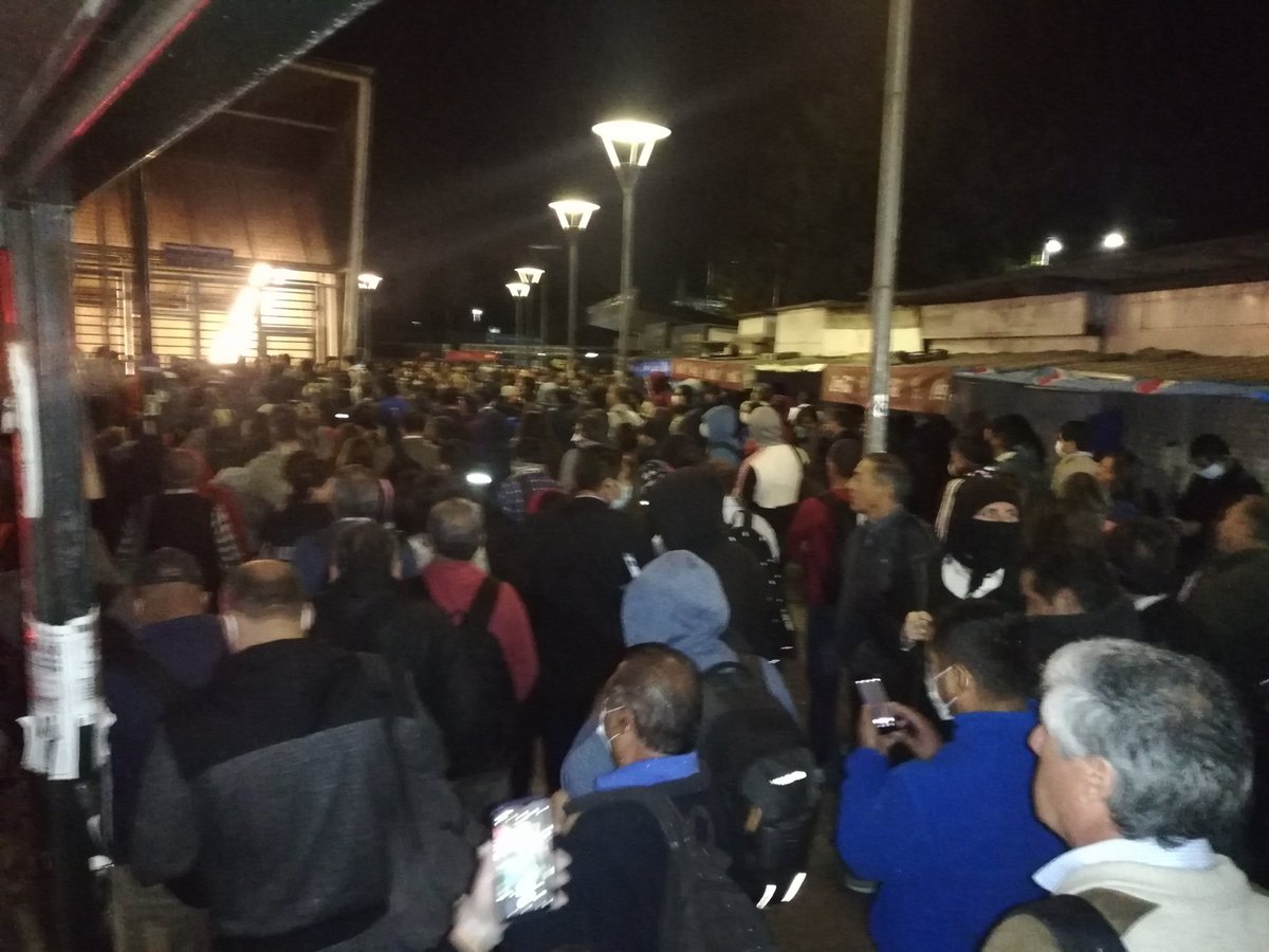 ALERTADESISMO's tweet photo. @metrodesantiago colapsado al  igual que el @Trencentral , las medidas siguen siendo muertes a futuro por el @GobiernodeChile que tendrá que pagar políticamente si llegarán a suceder 🦠🚧🌡 https://t.co/NmrjZcHS9k