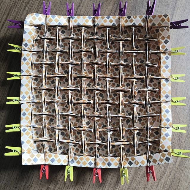 OrigamiInvasion's tweet image. Verso de la dernière Cubes Tessellation 10*10. 
Design : Ilan Garibi (@garibiilan)

#origami #origamiart #papercraft #paper #paperart #craft #paperfolding #paperfoldingart #tessellation #origamitessellation #squaregrid #ilangaribi #ilangaribiorigami #cubestessellation #cubes…