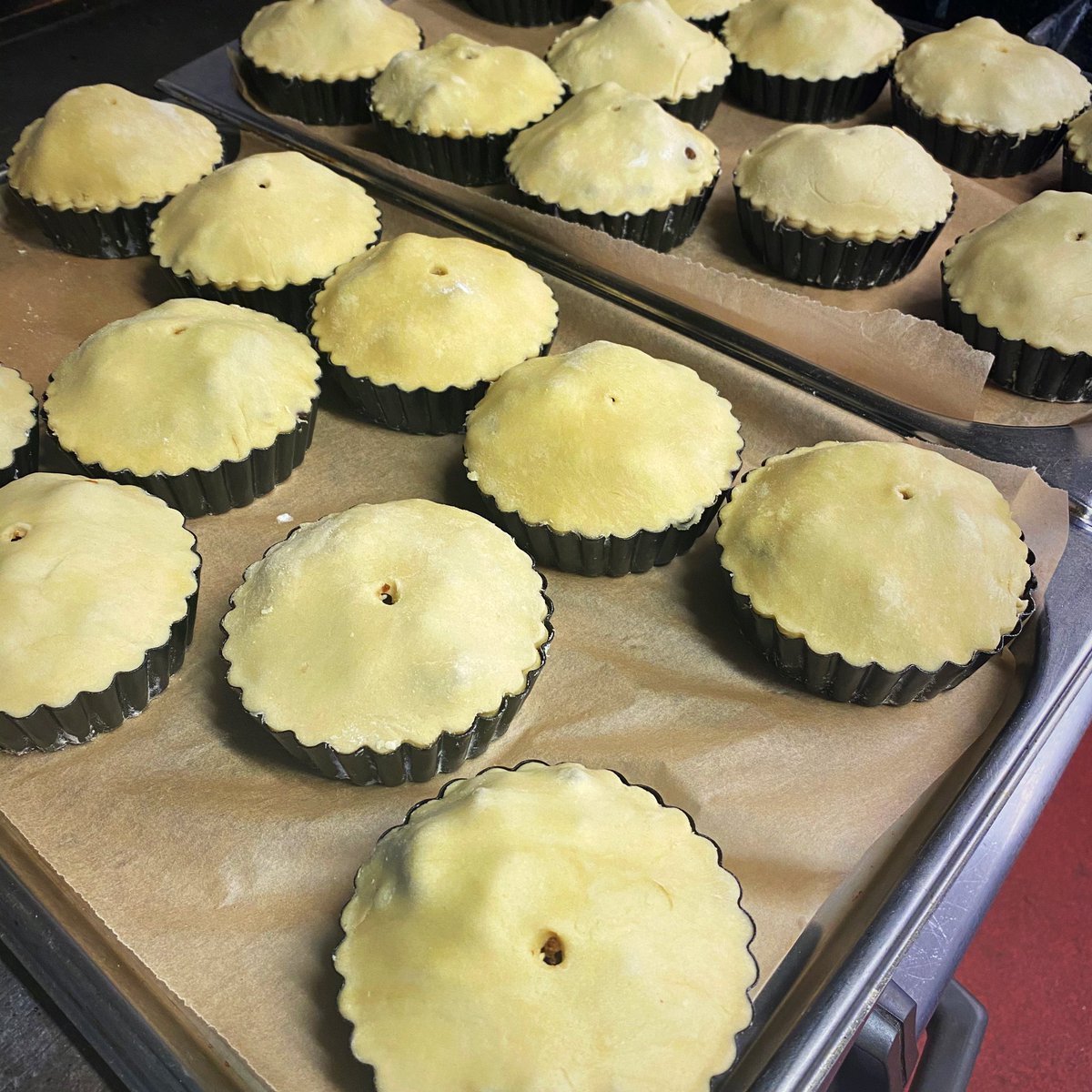 CongresburyArms's tweet photo. Busy morning baking and making here, getting back to what we do best! 

Monday is pie day! 

We have beef &amp; ale pies and vegetable pies ready for takeaway from 12pm today! 

#congresburyarms #congresbury #somerset #busymorning #fresh #bread #pies #baking #takeaway #pieday https://t.co/uXTJ2wASB9