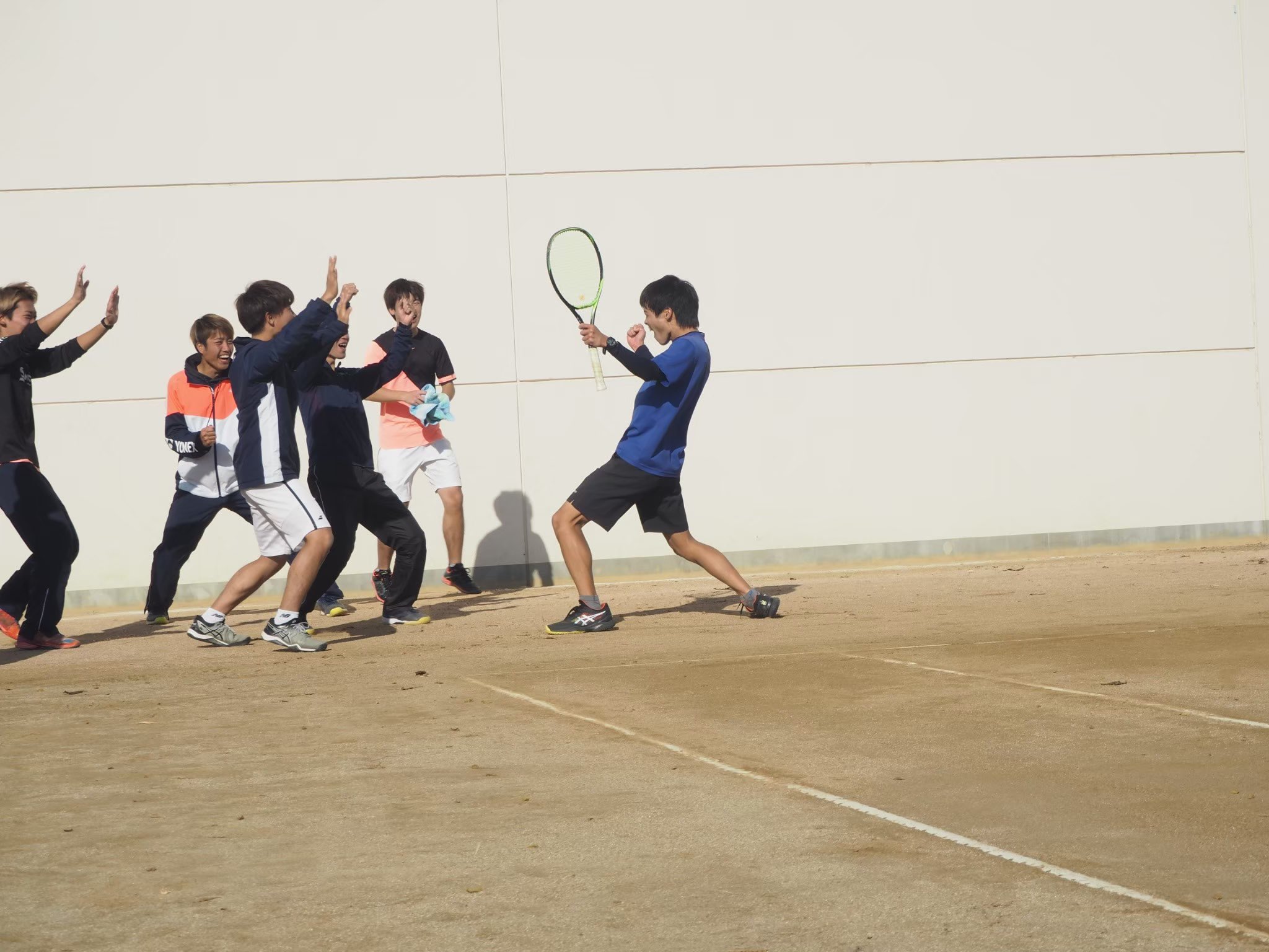 名古屋大学硬式テニス部 部員紹介 16 新宅太一 新4年 工学部マテリアル工学科 愛知県出身 双剣や大剣 ハンマーなどモンハンの全ての動きを完コピした男 本人曰くジル シモンを意識しているという安定したラリーで相手を沼へと引きずり込む 遠征時 名古屋大学硬式テニス部 部員紹介 16 新宅太一 新4年 工学部マテリアル工学科 愛知県出身 双剣や大剣 ハンマーなどモンハンの全ての動きを完コピした男 本人曰くジル シモンを意識しているという安定したラリーで相手を沼へと引きずり込む 遠征時