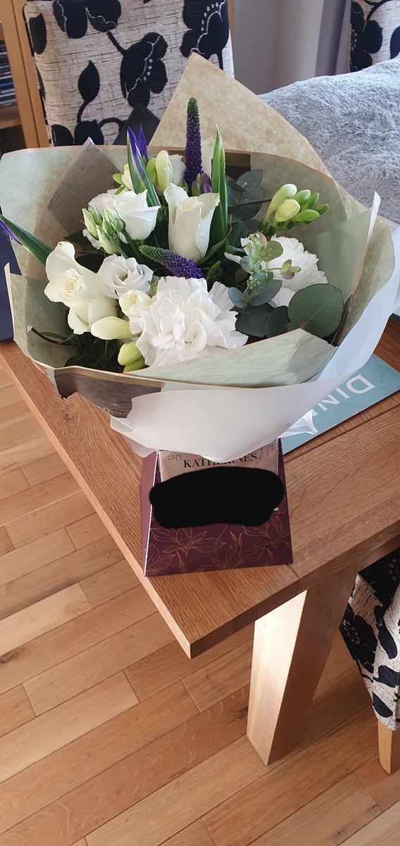 rachmotormouth's tweet image. So guess which plonker accidentally put her billing address in the delivery address box and ended up sending herself these beautiful flowers instead of her Mum! 🤦‍♀️ #covidfail