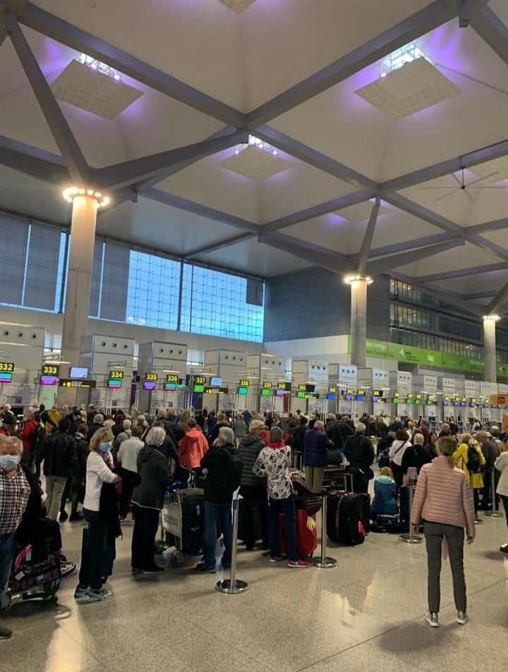aunclicaventura's tweet photo. No sé a qué espera el gobierno español para cerrar los aeropuertos. Está claro que las compañías aéreas no dejarán de volar si no se lo impiden. Y, parece ser, que la gente tampoco. Ayer, en el aeropuerto de Málaga, 380 personas facturando a las 10:00h, todos bien juntitos! https://t.co/Ej8tLYtzEZ