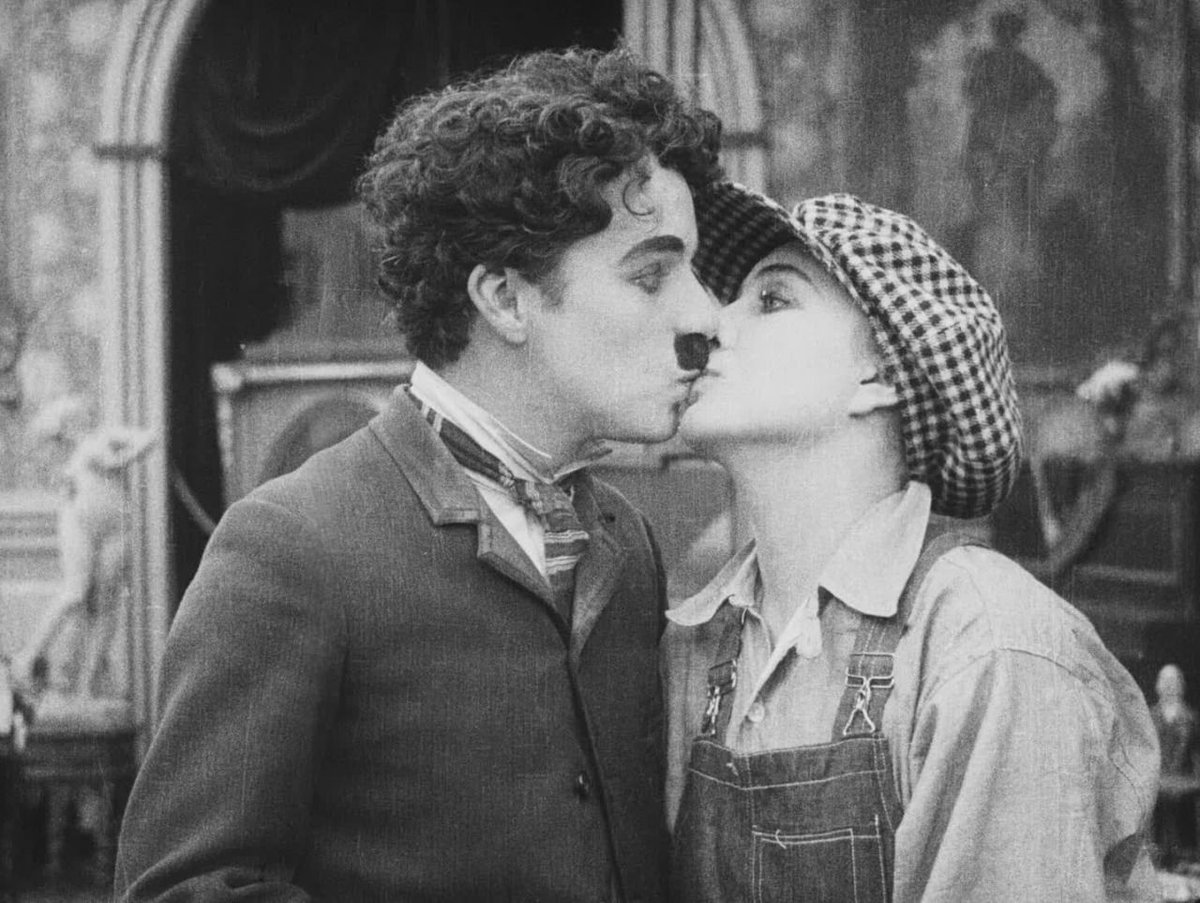cinemathequefr's tweet photo. Parce que nous embrasser nous manque, un baiser de cinéma chaque jour.
Jour 10
Charlie Chaplin et Edna Purviance dans "Charlot fait du ciné" (Behind the screen, 1916)

#kiss https://t.co/9VbdpBjk6B