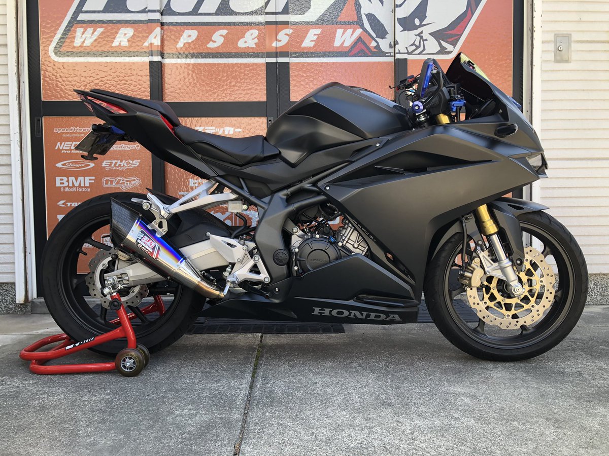 Factory M Cbr250rr Mc51 のラッピング作業が今週から始まります まずは 下準備のカウル を洗う作業から この作業はノーマルカウルの場合は絶対にやらないとダメな作業です これをやらないと後々の仕上がりが悪くなります バイクラッピング