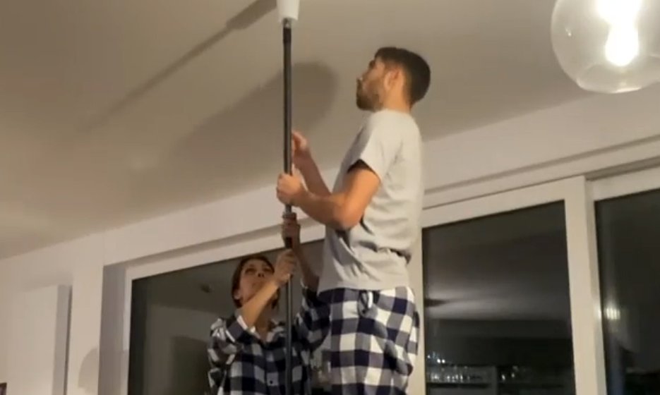 RNBVB's tweet photo. 🏡 Die #BVB-Profis arbeiten derzeit im Homeoffice an ihrer Fitness. Achraf #Hakimi spielt seiner Freundin Hiba #Abouk einen fiesen Streich, Manuel #Akanji ruft zu verantwortungsvollem Verhalten auf: https://t.co/Mku6Du0Oz4 (Foto: achrafhakimi/Instagram) https://t.co/TJTTvKGu7o