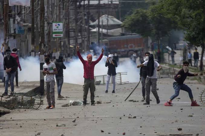 TahirButtOFFICI's tweet photo. #232Days #KashmirLockedWorldLocked #KashmirWantsFreedom #KashmirStillUnderCurfew #unofficial @UN @UNHumanRights https://t.co/RTean9JFR6