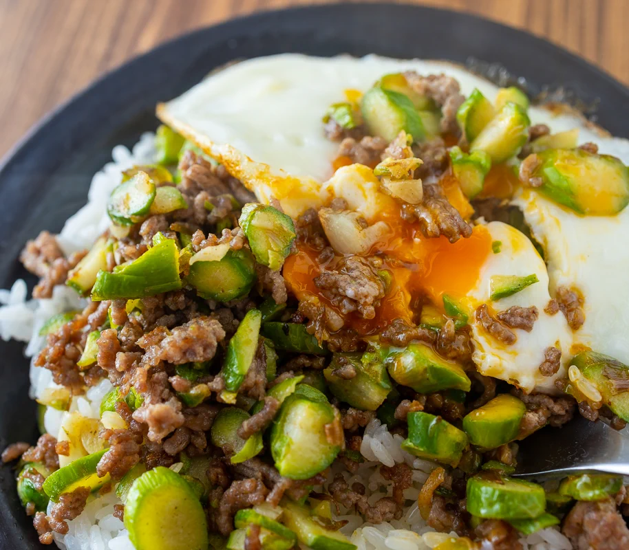 旬のアスパラの旨さを改めて感じる！？「アスパラ炒め飯」の作り方！