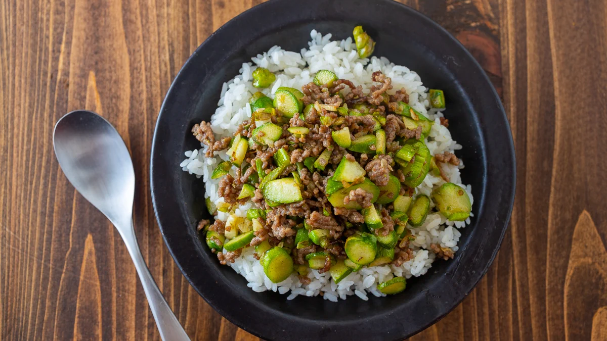 旬のアスパラの旨さを改めて感じる！？「アスパラ炒め飯」の作り方！