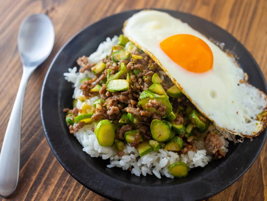 旬のアスパラの旨さを改めて感じる！？「アスパラ炒め飯」の作り方！