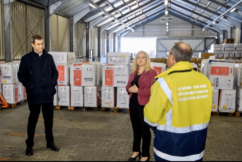 Schutzmasken sind da: Mehr als 800.000 sind im bayerischen Zentrallager angekommen und werden umgehend an Krankenhäuser und andere Einrichtungen verteilt. Weitere Lieferungen durch den Bund und die Eigenproduktion im Freistaat werden folgen.
