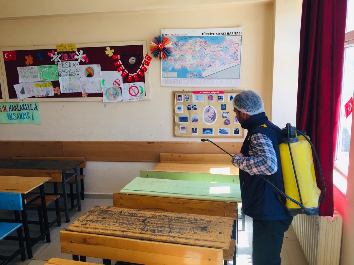 Öğrencilerimiz burada değilken de temizliği ihmal etmiyoruz, döndüklerinde sınıfları onları tertemiz bir şekilde bekliyor olacak. 😊
<a href="/ziyaselcuk/">Ziya Selçuk</a>  <a href="/gul_davut/">Davut GÜL</a>  <a href="/batuhan__bingol/">Batuhan Bingöl</a>  <a href="/ncl_inal/">Necla İNAL</a>  @ilce_oguzelimem