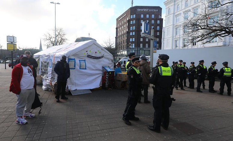 OuryJalloh's tweet photo. @Lampedusa_HH
The #LampedusainHamburg group needs support – NOW!
[EN]👉🏿https://t.co/bF6vIXa724

Die Lampedusa-Gruppe in Hamburg braucht Unterstützung –JETZT!
[DE]👉🏿https://t.co/kfXNdULXu7
oder👉🏿https://t.co/wN46LoCj1e

#LeaveNoOneBehind
#Response4All
#Right2Stay
#HealthCare4All https://t.co/lurTZ4LIWc