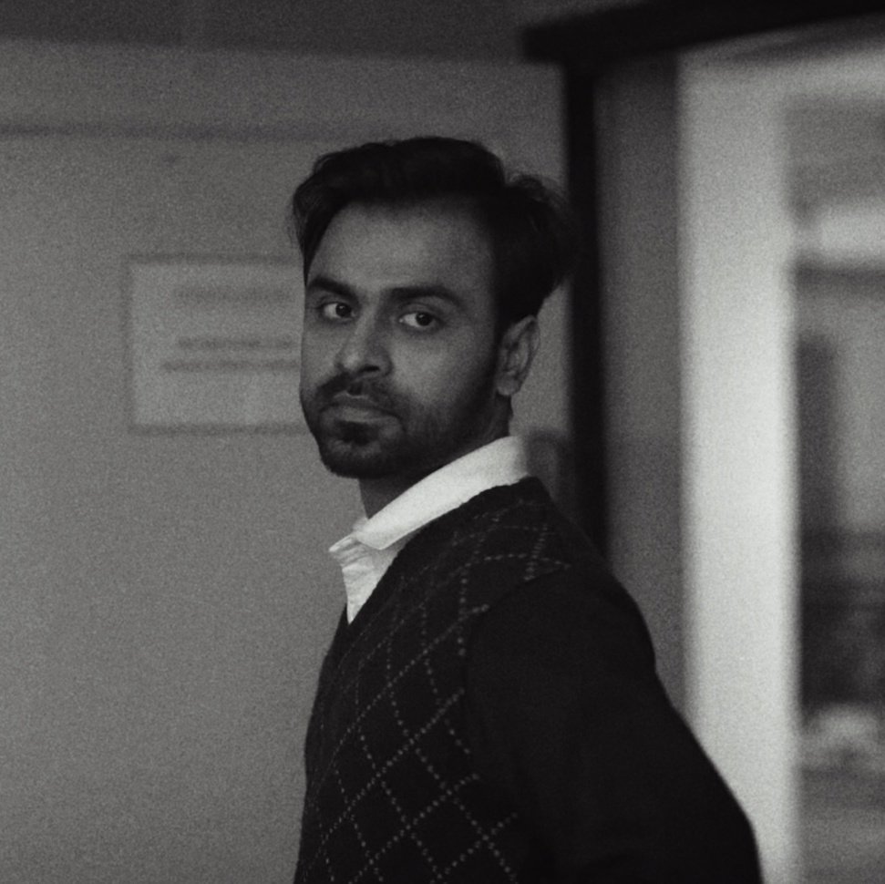 Kartik Singh joins MN Communications as an Editor. As an employee, he quickly climbs the ranks and becomes an Associate Editor alongside Aman Tripathi, who has been in the company for far longer than Kartik and who Kartik despises more than anyone else.𝙩𝙖𝙥𝙨𝙝𝙞𝙫𝙖𝙣𝙜𝙞