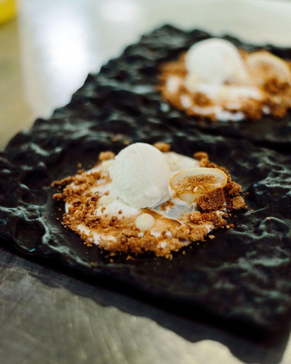 RiverHallGastro's tweet photo. Un toque dulce después de una semana un poco amarga... Aquí os traemos nuestra tarta de 🍋! Etiqueta a esa persona con la que vas a querer venir a probarla en cuanto volvamos a la rutina!! 🙌🏽
#riverhallgastro #riverhall #restaurantepanoramico #restaurantezaragoza https://t.co/92uPZrQp1M