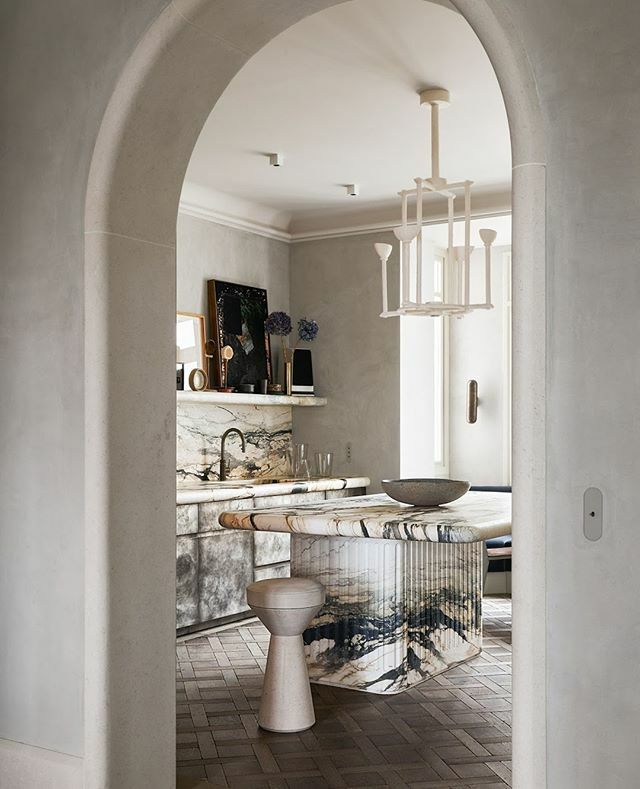A step inside Joseph Dirand’s dreamy Paris apartment. Soft tones and delicate marble ❤ ift.tt/3bluV2Y