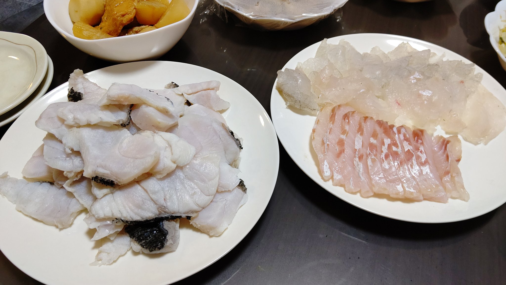 カントク カントクお姉さんたまにジョバンニ 先日釣ったシーバスとマゴチ ただ刺身 にしても面白く無いので 塩で締めて更に水分落とした上で 刺身と湯引きにしてみたと ３日経って熟成も進んで甘さと旨味が増したところで 塩で締めて旨味凝縮と塩味