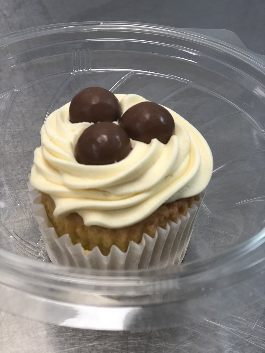 StSwithunsFood's tweet photo. Today we are open &amp; supporting our pupils whose parents are key workers. Cupcakes for break &amp; St Swithuns sizzlers, mash, veg &amp; fresh fruit for lunch. Adhering to social distancing all meals are pre packed &amp; safely delivered. #keyworkers #COVIDー19 https://t.co/Nt6eAsrT7g