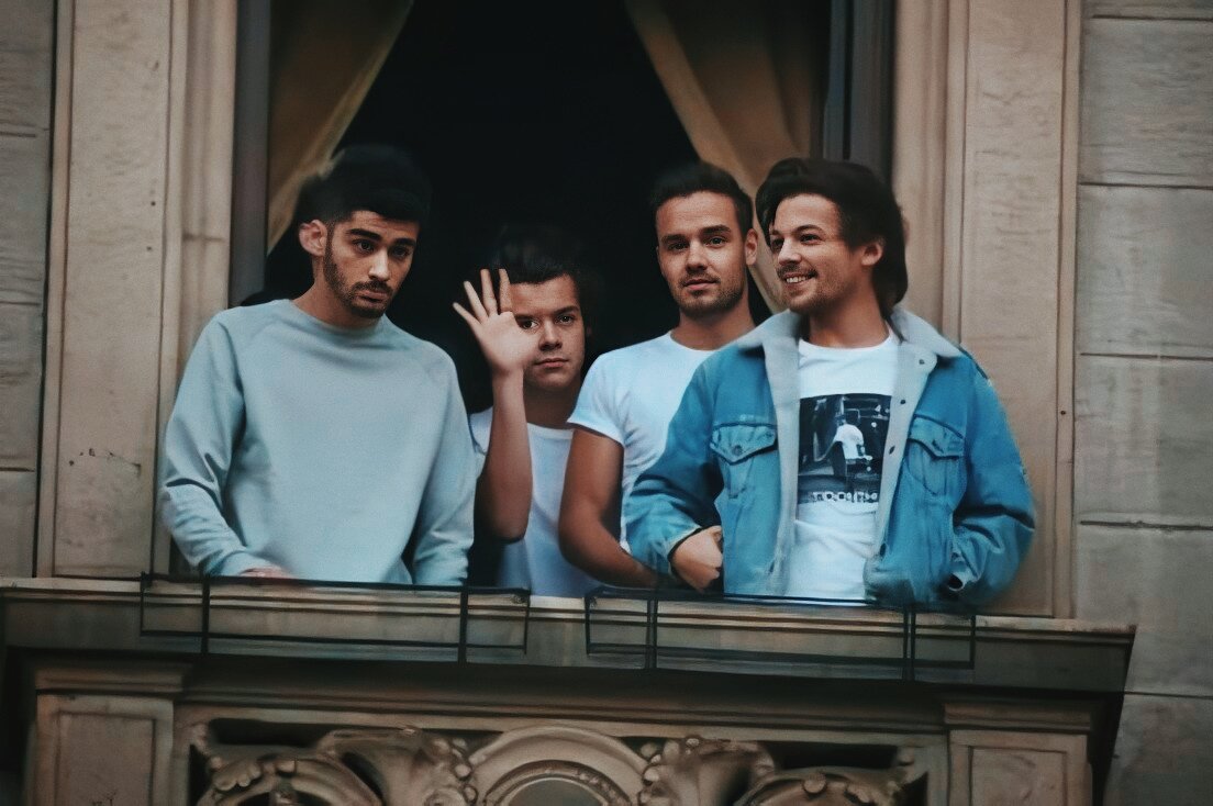 beaadmires1D's tweet photo. this will always be the best sequence of pictures of One Direction https://t.co/8EQRtFbl0w