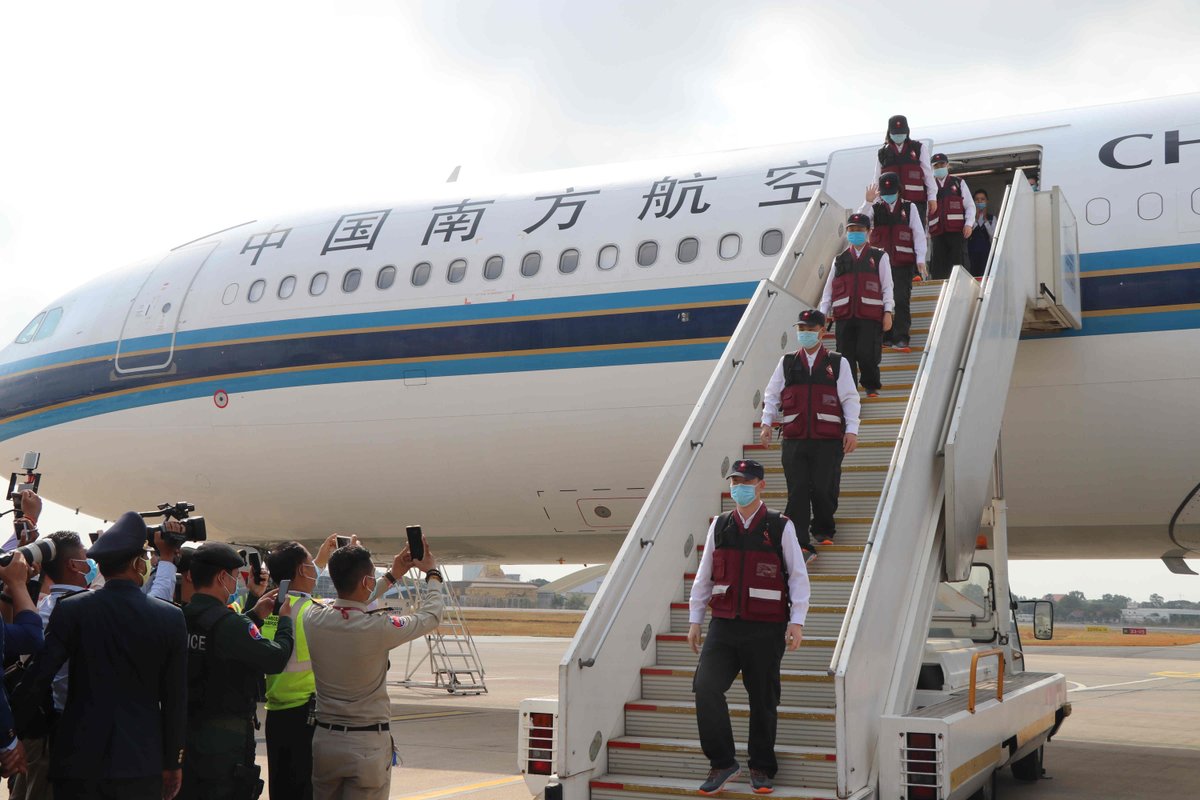 XHNews's tweet photo. China extends helping hand to many countries in global fight against #COVID19, showing how a world community works toward a shared future.
Read today's headlines: China committed to combating health threat facing mankind https://t.co/qptPVF3HFD https://t.co/STzhP6wQ3G