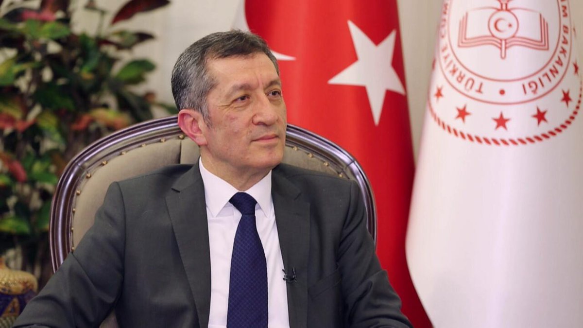 Sayın bakanımız Ziya SELÇUK,sizi çok seviyoruz biz sizden razıyız Rabbim de sizlerden razı olsun...#ZiyaSelcukİyikiVarsın