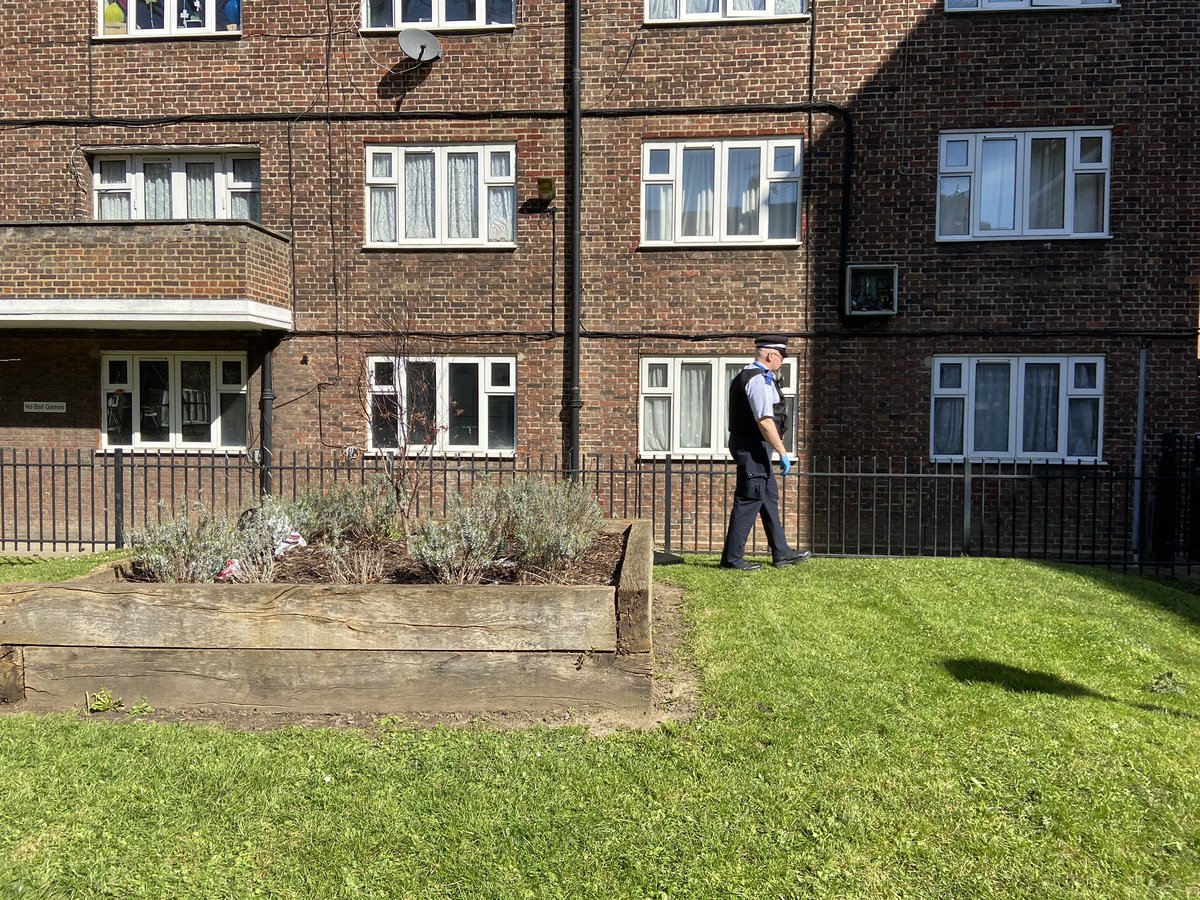 #Stockwell were out and about on patrol today continuing with our daily duties and helping to keep the ward safe. A weapon sweep was conducted as part of #OperationSceptre - #preventknifecrime #StockwellSNT
