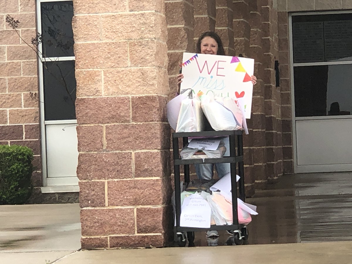 decaturisd's tweet image. Second-grade teachers at @DISDCarson showed their love and support for students this morning while handing out lesson packets. Thankful for these dedicated educators and their commitment to learning. #CarsonStars #DecaturProud